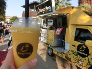 パタヤ  屋台　ビーチロードを歩きつかれたらマンゴーキングのシェイクでひと休み