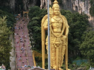 マレーシア　観光　おすすめ　パワースポット「バトゥ洞窟」黄金のムルガン神像　　Batu Caves