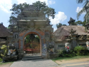 バリ島 噴火で一時空港閉鎖！最新情報はwebやTwitterで！